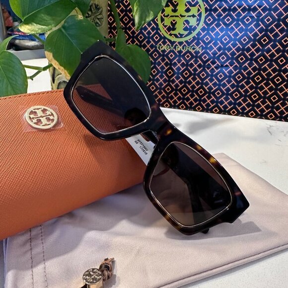 NWT! NEW! Tory Burch Trace Sunglasses -Dark Tortoise / Brown Gradient main image 4